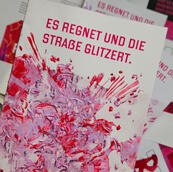 "Es regnet und die Straße glitzert."